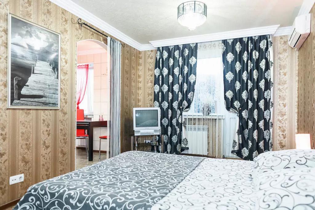 Apartment On Nezalezhnoy Ukrаiny Near Intourist Hotel Zaporizhia エクステリア 写真